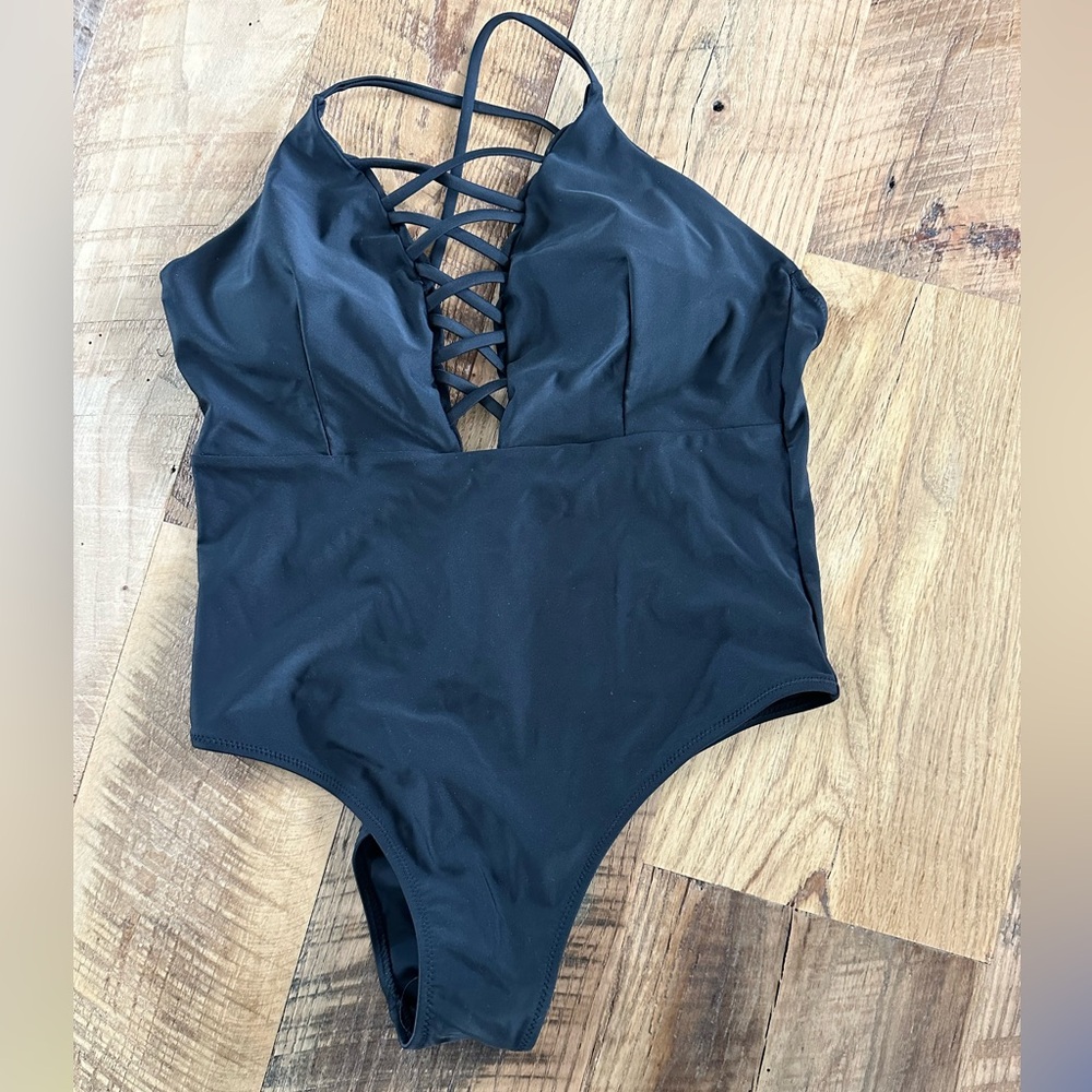 NWT! Marina Vida Women’s Black Strappy One Piece Swimsuit, Size Large